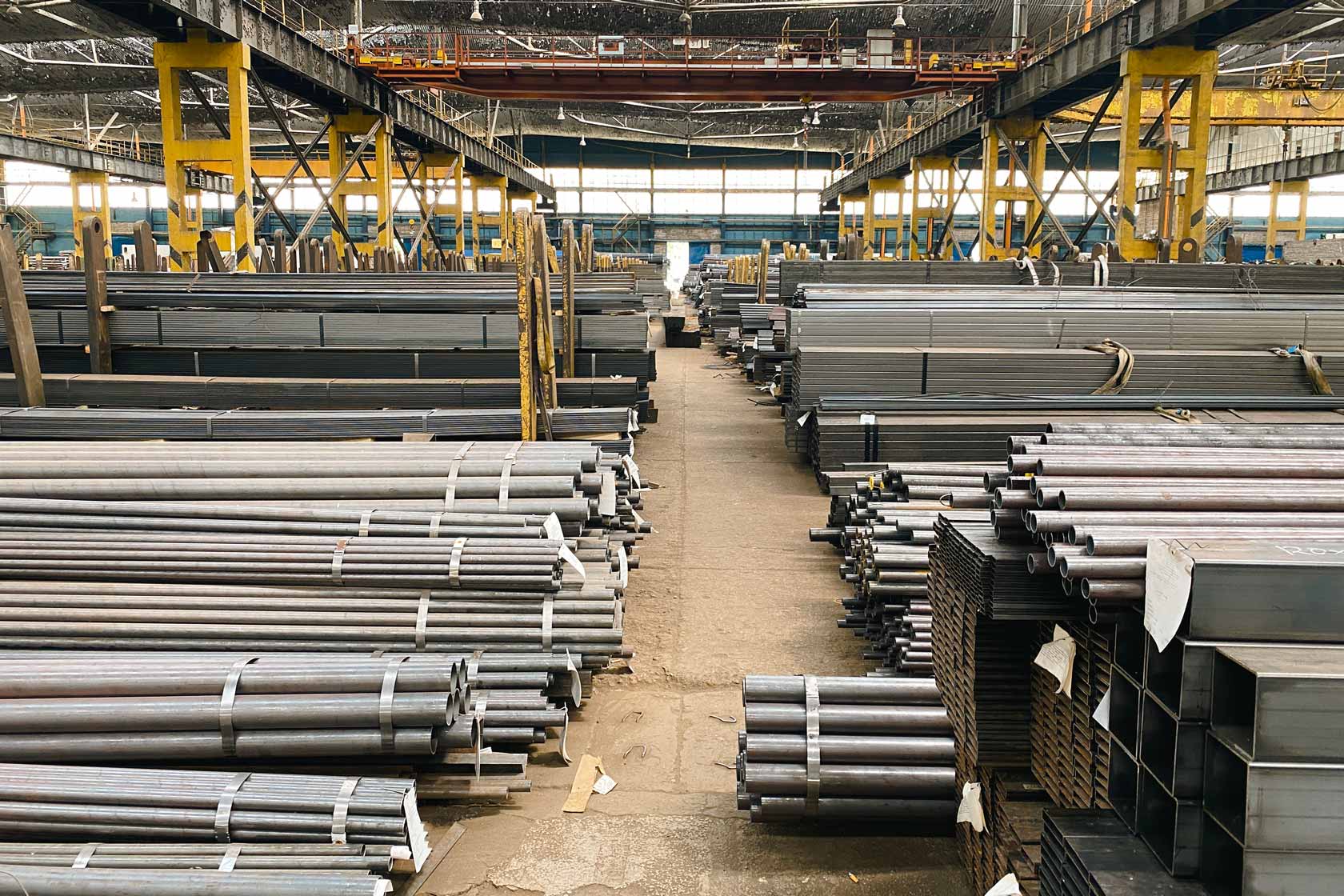 large-warehouses-with-metal-products-production-metal-profiles-metal-pipes-(1)
